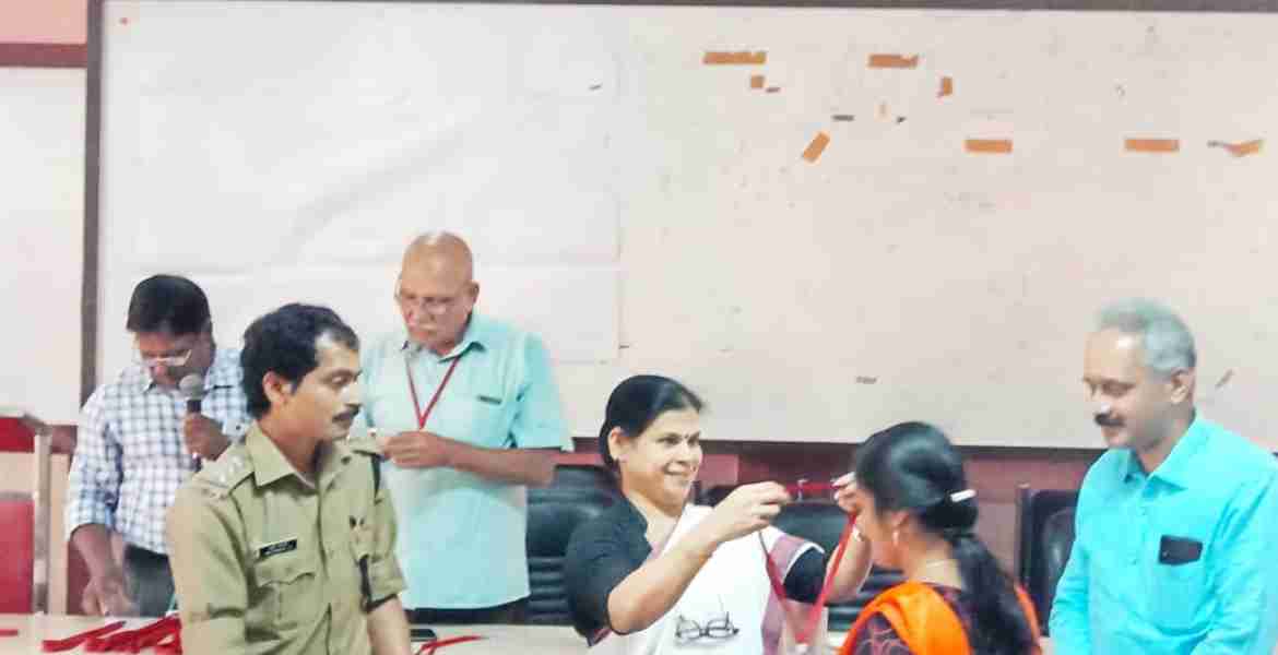  അഗ്‌നിശമന സേനയുടെ നേതൃത്വത്തില്‍ പാരാ ലീഗല്‍ വൊളന്റിയേഴ്‌സിനായി നടത്തിയ രക്ഷാപ്രവര്‍ത്തന പരിശീലന പരിപാടി പൂര്‍ത്തീകരിച്ചവര്‍ക്കുള്ള തിരിച്ചറിയല്‍ കാര്‍ഡുകളുടെ വിതരണം ജില്ലാ ജഡ്ജി കെ.പി. ഇന്ദിര നിര്‍വഹിക്കുന്നു.