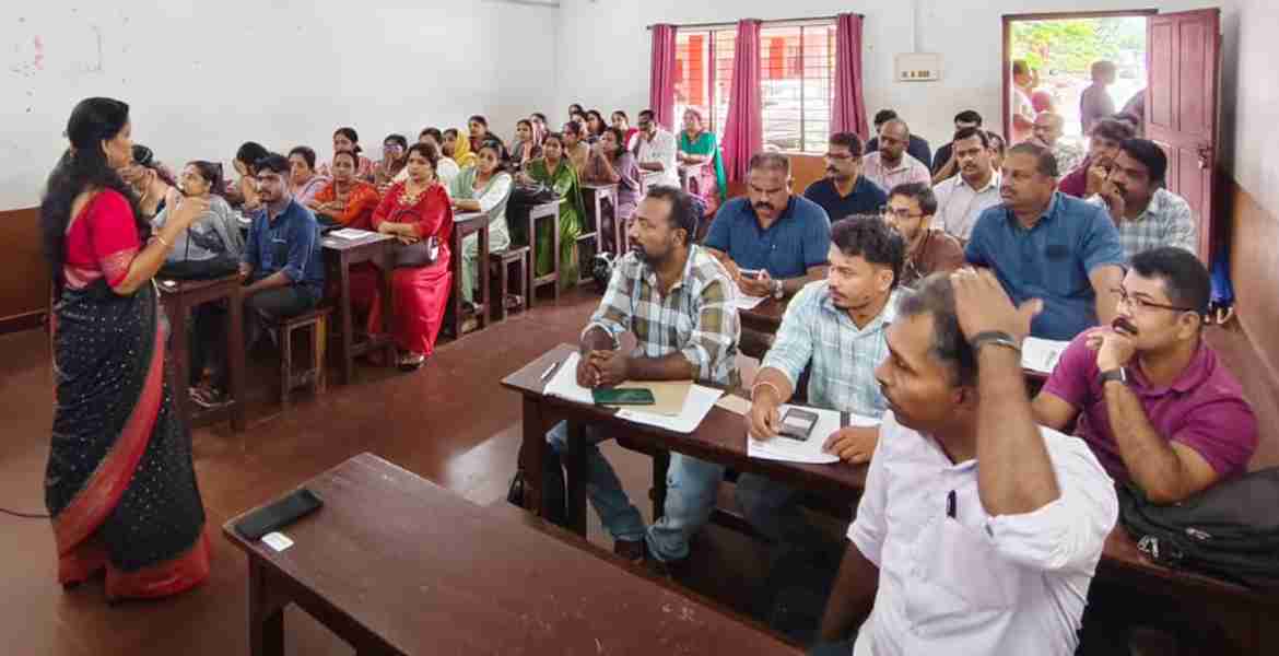 കാഞ്ഞിരപ്പള്ളി സെന്റ് ഡൊമിനിക്സ് ഹയര്‍ സെക്കന്‍ഡറി സ്‌കൂളില്‍ എന്യുമറേറ്റര്‍മാര്‍ക്കും സൂപ്പര്‍വൈസര്‍മാര്‍ക്കുമുള്ള പരിശീലന പരിപാടി സെന്‍സസ് ഡെപ്യൂട്ടി ഡയറ്കര്‍ വി.സി. നിഷ ഉദ്ഘാടനം ചെയ്യുന്നു