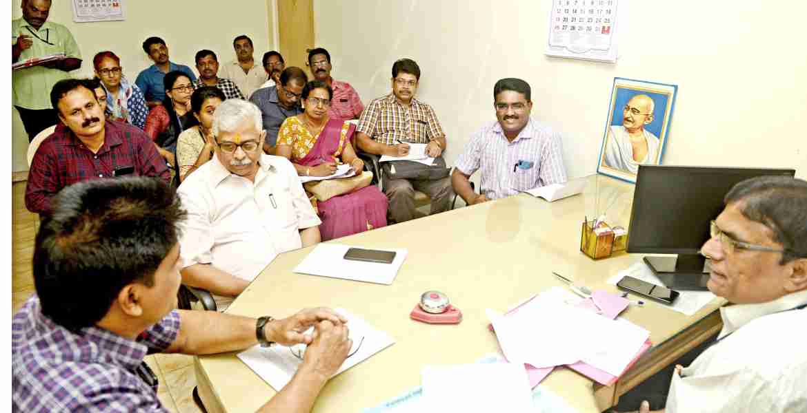  സാമ്പത്തിക സര്‍വ്വേയുടെ ഭാഗമായി എ.ഡി.എം. ടി. വിജയന്റെ ചേംബറില്‍ ചേര്‍ന്ന അവലോകനയോഗം.