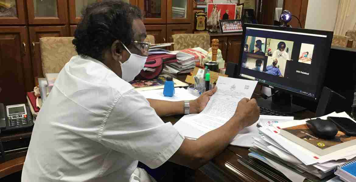 സൂം മീറ്റിങ്ങിലൂടെ സംഘടിപ്പിച്ച ജില്ലാതല കോവിഡ് പ്രതിരോധ അവലോകന യോഗത്തില്‍ മന്ത്രി എ.കെ. ബാലന്‍ സംസാരിക്കുന്നു.