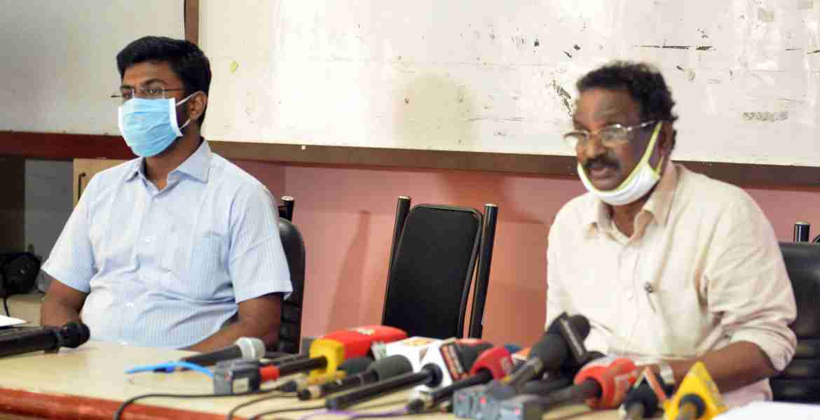  കലക്ടറേറ്റ് കോണ്‍ഫറന്‍സ് ഹാളില്‍ നടന്ന പത്രസമ്മേളനത്തില്‍ മന്ത്രി എ.കെ ബാലന്‍ സംസാരിക്കുന്നു. ജില്ലാ കലക്ടര്‍ ഡി.ബാലമുരളി സമീപം.