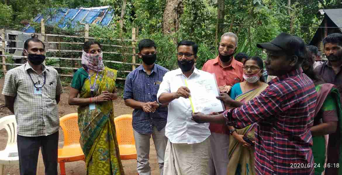പറമ്പിക്കുളം മേഖലയില്‍ ഒറവന്‍പാടി കോളനിയിലെ 28 കുടുംബങ്ങള്‍ക്കുള്ള പട്ടയം കെ.ബാബു എം.എല്‍.എ വിതരണം ചെയ്യുന്നു.