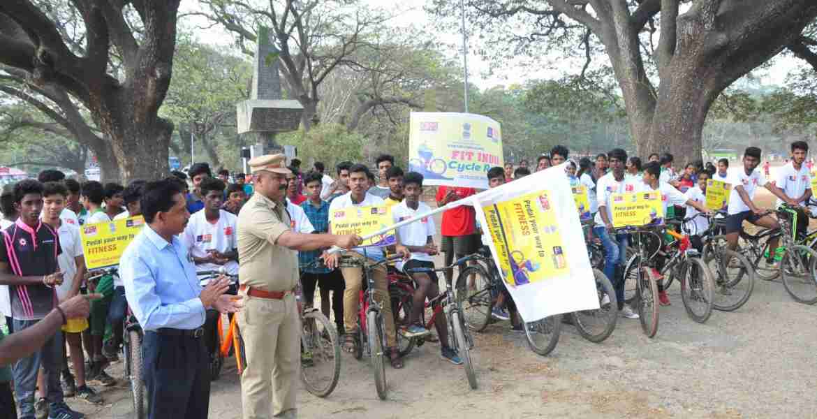 ഫിറ്റ് ഇന്ത്യ സൈക്കിള്‍ റാലി ഡി.വൈ.എസ്.പി. സാജു.കെ.അബ്രഹാം ഫ്‌ലാഗ് ഓഫ് ചെയ്യുന്നു