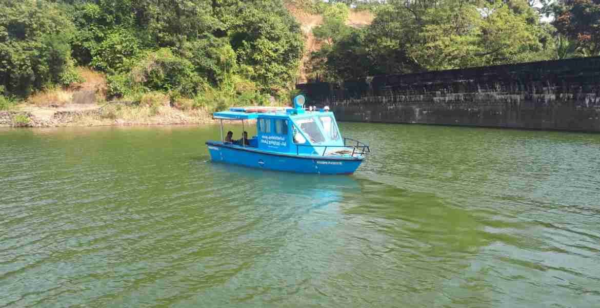 ജലസേചന വകുപ്പിന്റെ നേതൃത്വത്തില്‍ പീച്ചിയിലെ കേരള എന്‍ജിനീയറിങ് റിസര്‍ച്ച് ഇന്‍സ്റ്റ്യൂട്ട് (കേരി) ഉദ്യോഗസ്ഥര്‍ മലമ്പുഴ അണക്കെട്ടില്‍ പ്രത്യേക ഉപകരണങ്ങള്‍ ഘടിപ്പിച്ച ബോട്ടിന്റെ സഹായത്തോടെ സര്‍വ്വേ നടത്തുന്നു.