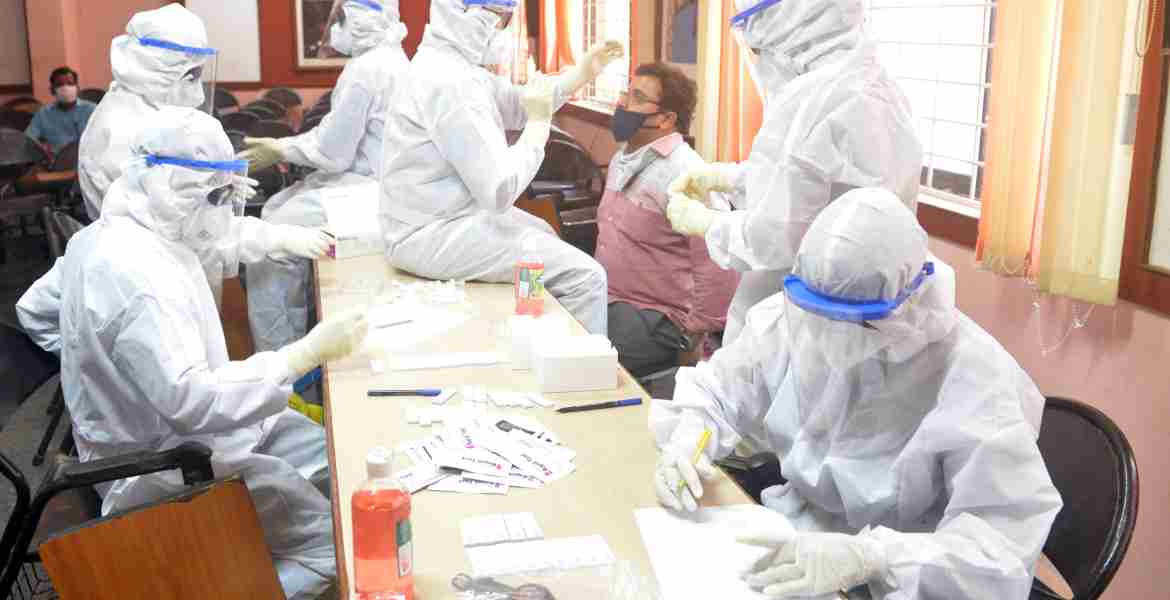 പാലക്കാട് കലക്ടറേറ്റ് കോണ്‍ഫറന്‍സ് ഹാളില്‍ നടന്ന ആന്റിജന്‍ ടെസ്റ്റ്.