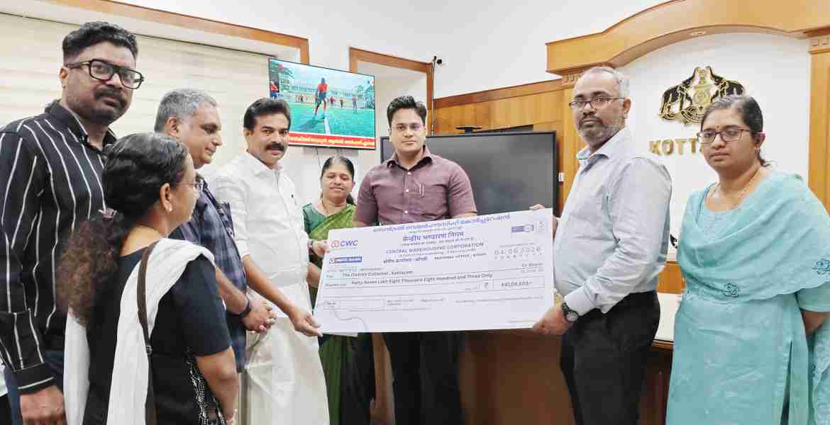 കോട്ടയം മെഡിക്കല്‍ കോളജ് ആശുപത്രിയില്‍ ഗോള്‍ഡന്‍ അവര്‍ ഇനിഷ്യേറ്റീവ് നടപ്പാക്കുന്നതിനായി സെന്‍ട്രല്‍ വെയര്‍ ഹൗസിംഗ് കോര്‍പ്പറേഷന്‍ സി.എസ്.ആര്‍ ഫണ്ടില്‍നിന്ന് അനുവദിച്ച തുകയുടെ ആദ്യ ഗഡു കളക്ടറേറ്റില്‍ നടന്ന ചടങ്ങില്‍ നാട്ടകം  സുരേഷ് എംഎല്‍എയും ജില്ലാ കളക്ടര്‍ ചേതന്‍കുമാര്‍ മീണയും  കൊച്ചി റീജിയണല്‍ മാനേജര്‍ ജി.എസ്.ആര്‍ സുന്ദരമൂര്‍ത്തിയില്‍നിന്ന് ഏറ്റുവാങ്ങുന്നു. മെഡിക്കല്‍ കോളജ് എമര്‍ജന്‍സി മെഡിസിന്‍ വിഭാഗം മേധാവി ഡോ. കെ.എസ്. ശാന്തി, അസാപ് കേരള മാനേജര്‍ കെ. ശ്രീജിത്ത്, മെഡിക്കല്‍ കോളജ് സൂപ്രണ്ട് ഡോ. ടിജി തോമസ