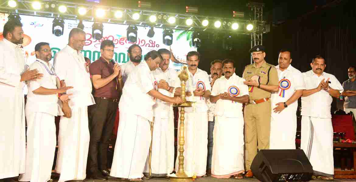 കോട്ടയം തിരുനക്ക മൈതാനത്ത് ജില്ലാ ഭരണകൂടവും ജില്ലാ ടൂറിസം പ്രൊമോഷൻ കൗൺസിലും കോട്ടയം നഗരസഭയും സംയുക്തമായി സംഘടിപ്പിക്കുന്ന ജില്ലാതല ഓണാഘോഷം നിയമസഭാ സ്പീക്കർ തിരുവഞ്ചൂർ രാധാകൃഷ്ണൻ ഉദ്ഘാടനം ചെയ്യുന്നു. മന്ത്രി മോന്‍സ് ജോസഫ്, ജില്ലാ പഞ്ചായത്ത് പ്രസിഡ‍ന്‍റ് ജോഷി ഫിലിപ്പ്,ജില്ലാ കളക്ടര്‍ ചേതന്‍കുമാര്‍ മീണ, മുനിസിപ്പല്‍ ചെയര്‍മാന്‍ എം.പി. സന്തോഷ് കുമാര്‍, ജില്ലാ പോലീസ് മേധാവി കെ.എം സാബു മാത്യു തുടങ്ങിയവര്‍ സമീപം.