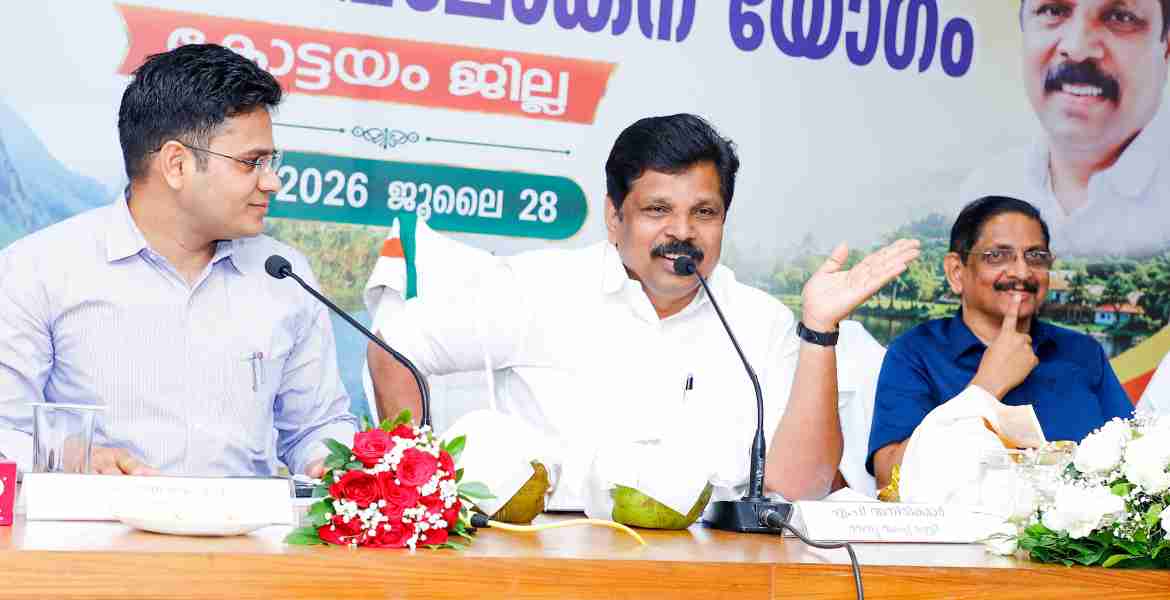 കോട്ടയം ജില്ലാ ആസൂത്രണ സമിതി ഹാളിൽ നടന്ന റവന്യൂ വകുപ്പിൻറെ ജില്ലാതല അവലോകന യോഗത്തിൽ റവന്യു മന്ത്രി എ.പി. അനിൽകുമാർ സംസാരിക്കുന്നു.
