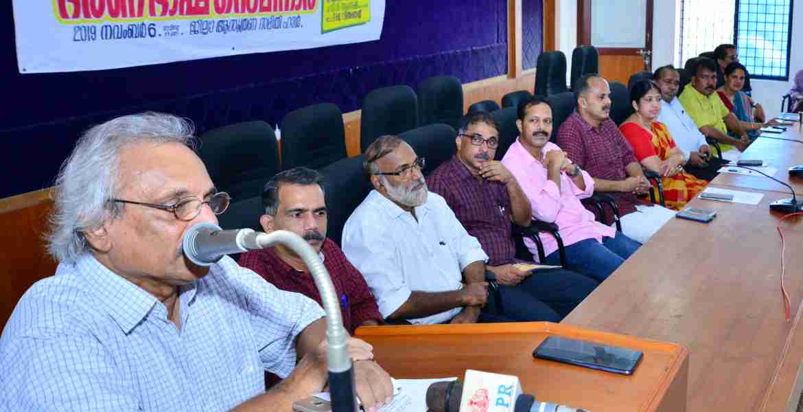 ഭരണഭാഷ  വാരാഘോഷത്തിൻറ്റെ ഭാഗമായി ജില്ലാ ആസൂത്രണസമിതിയും  വിവര പൊതുജന സമ്പർക്ക വകുപ്പും സംയുക്തമായി  സംഘടിപ്പിച്ച ഭരണഭാഷ  സെമിനാർ  എം മുകുന്ദൻ ഉദ്‌ഘാടനം ചെയ്യുന്നു