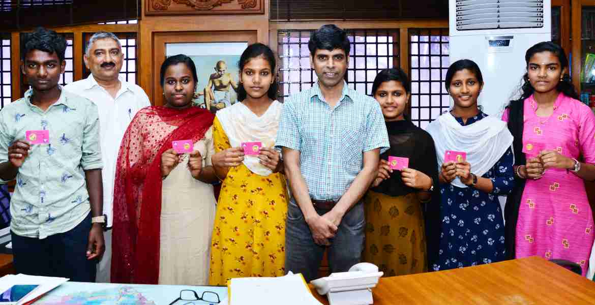 2018- 19 വര്‍ഷത്തെ എസ്എസ്എല്‍സി പരീക്ഷയില്‍ മുഴുവന്‍ വിഷയങ്ങളിലും എ പ്ലസ് നേടിയ പട്ടിക വര്‍ഗ വിദ്യാര്‍ത്ഥികള്‍ക്ക് നല്‍കുന്ന സ്വര്‍ണനാണയം ജില്ലാ കലക്ടര്‍ ടി വി സുഭാഷ് സമ്മാനിക്കുന്നു.