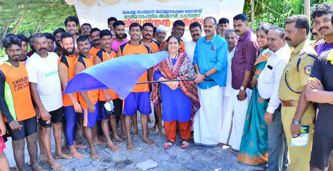 സംസ്ഥാന യുവജന ക്ഷേമ ബോര്‍ഡും ദേശീയ സാഹസിക അക്കാദമി മുഴപ്പിലങ്ങാട് ഉപകേന്ദ്രയും സംയുക്തമായി സംഘടിപ്പിച്ച പരിശീലന പരിപാടി ജില്ലാ പഞ്ചായത്ത് പ്രസിഡണ്ട് കെ വി സുമേഷ് ഫ്ളാഗ് ഓഫ് ചെയ്യുന്നു
