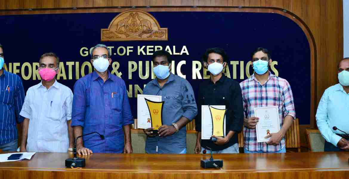 ഇന്‍ഫര്‍മേഷന്‍ പബ്ലിക് റിലേഷന്‍സ് വകുപ്പ് പൊതുജനങ്ങള്‍ക്കായി സംഘടിപ്പിച്ച ഓണ്‍ലൈന്‍ വീഡിയോ മത്സരം മിഴിവ് 2021 ലെ വിജയികള്‍ക്കുള്ള പുരസ്‌കാരം പിആര്‍ഡി അഡീഷണല്‍ ഡയറക്ടര്‍ (ജനറല്‍) കെ അബ്ദുള്‍ റഷീദ് സമ്മാനിക്കുന്നു.  