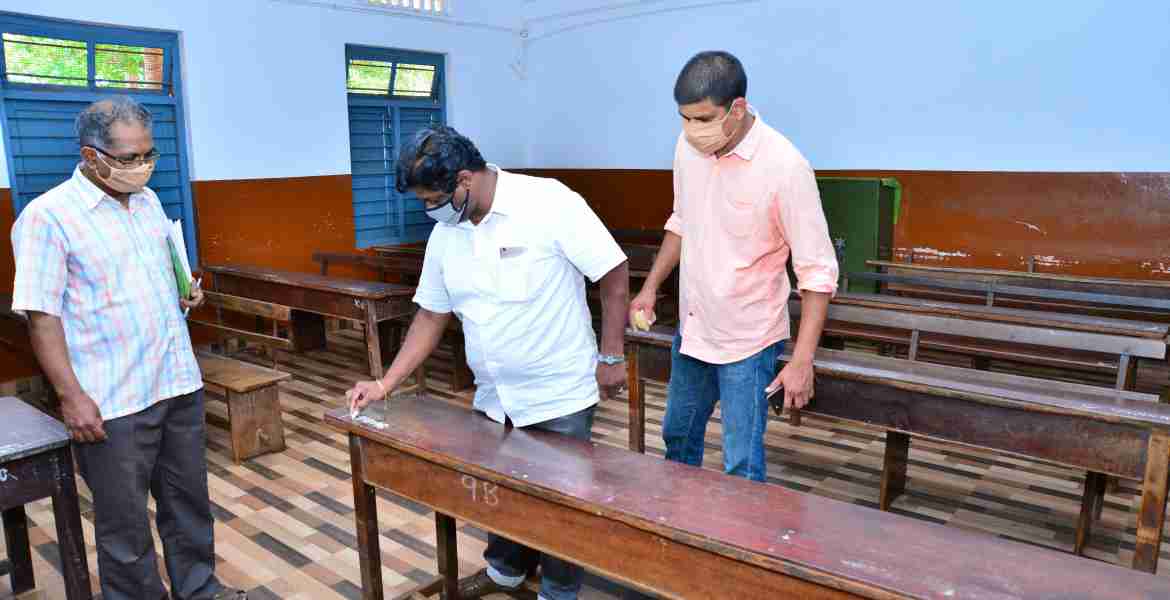 ജില്ലയിലെ  പരീക്ഷാ കേന്ദ്രങ്ങളിൽ മുൻഒരുക്കം നടത്തുന്നു