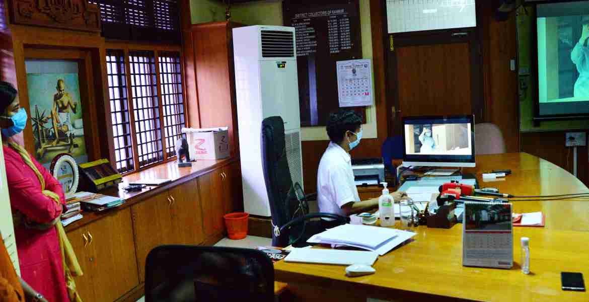 ഇതും നാം അതിജീവിക്കും''  ക്യാമ്പയിൻറ്റെ  തീം സോങ്ങ് ജില്ലാ കലക്ടർ  ടി വി സുഭാഷ്  പ്രകാശനം ചെയ്യുന്നു