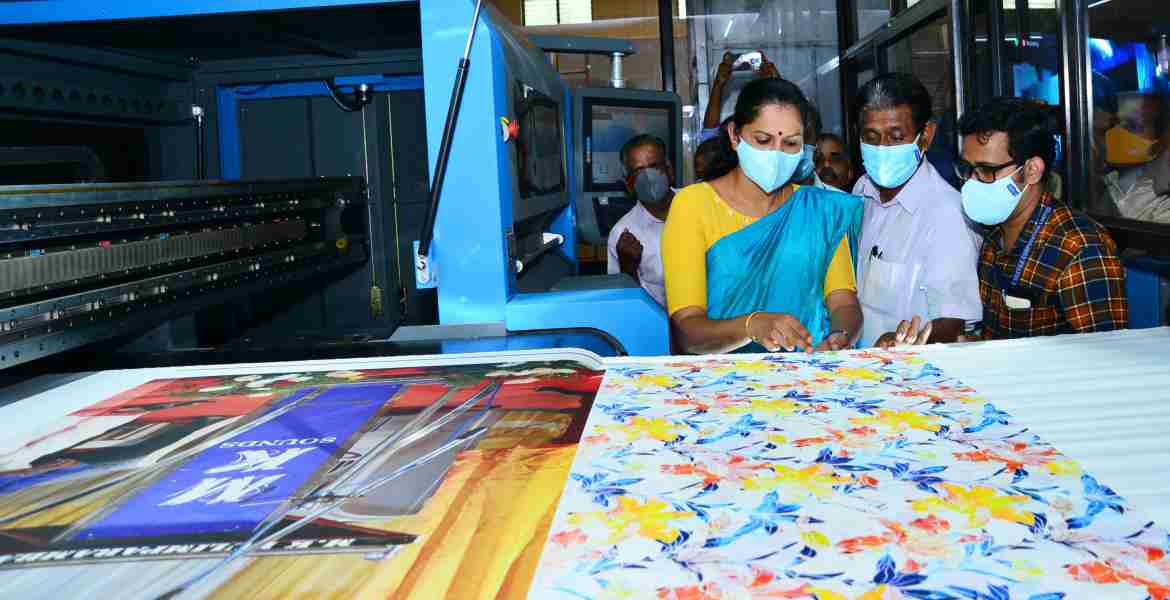 നാടുകാണി ടെക്സ്റ്റയിൽ ഡൈയിംഗ് ആൻ്റ് പ്രിൻ്റിംഗ്  യൂണിറ്റ്  സ്വിച്ച് ഓൺ ചെയ്തതിനു ശേഷം ജില്ലാ പഞ്ചായത്ത് പ്രസിഡണ്ട് പി പി ദിവ്യ പ്രവർത്തനങ്ങൾ വീക്ഷിക്കുന്നു