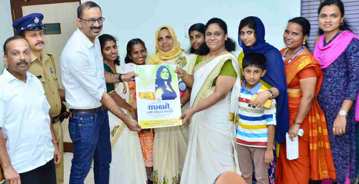 കൂത്തുപറമ്പ് താലൂക്ക് ആശുപത്രിയില്‍ പ്രവര്‍ത്തിക്കുന്ന സഖി-വണ്‍ സ്റ്റോപ്പ് സെന്റ്ററിറ്റെ പോസ്റ്റര്‍,ബ്രോഷര്‍ എ ഡി എം മുഹമ്മദ് യൂസഫ് ജില്ലാ വുമണ്‍ പ്രൊട്ടക്ഷന്‍ ഓഫീസര്‍ പി സുജലയ്ക്കു നല്‍കി പ്രകാശനം ചെയ്യുന്നു