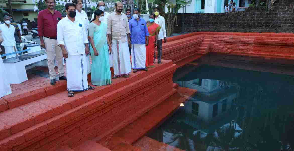 നവീകരിച്ച കണ്ണാടിച്ചാൽ പൊതുകുളം വി.ശിവദാസൻ എം.പി. ഉദ്ഘാടനം ചെയ്യുന്നു
