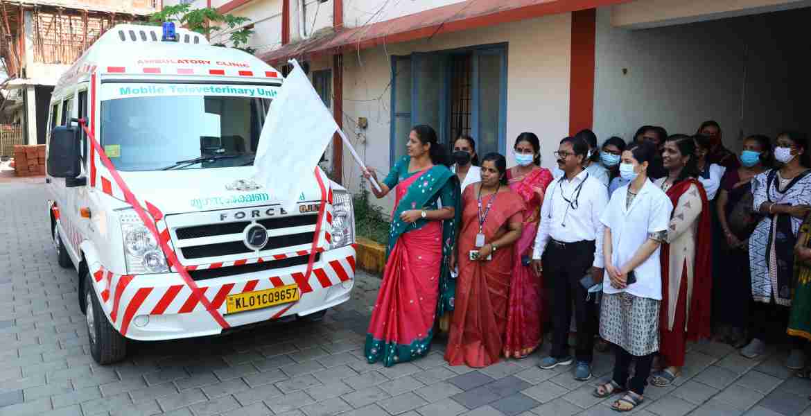 മൃഗസംരക്ഷണ വകുപ്പിന്റെ സഞ്ചരിക്കുന്ന ടെലി വെറ്ററിനറി യൂണിറ്റ് ആംബുലന്‍സ് ജില്ലാ പഞ്ചായത്ത് പ്രസിഡന്റ് പി പി ദിവ്യ ഫ്‌ളാഗ് ഓഫ് ചെയ്യുന്നു
