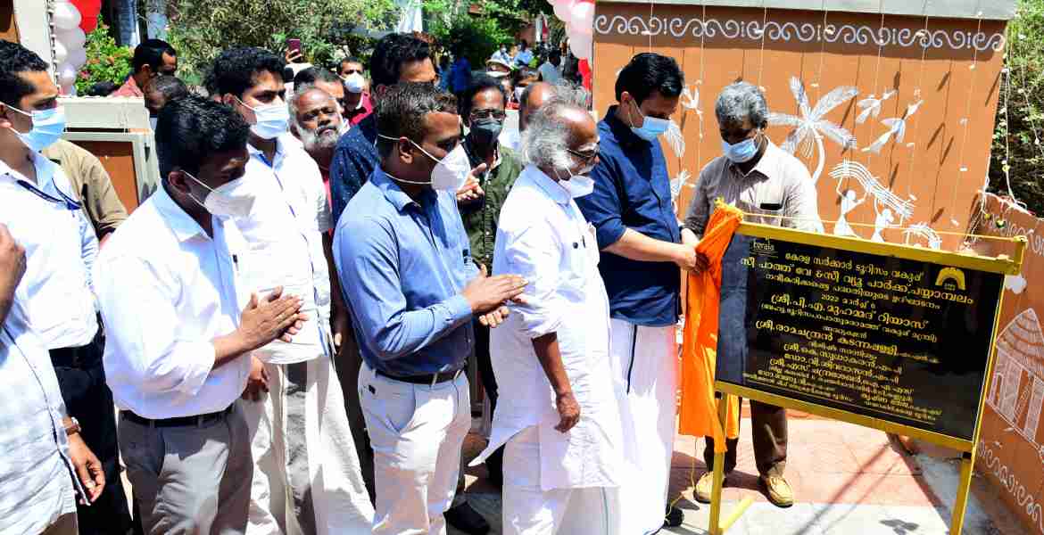 കണ്ണൂര്‍ ഗവ. ഗസ്റ്റ്ഹൗസിന് സമീപം നവീകരിച്ച സീ പാത്ത് വേ, സീ വ്യൂ പാര്‍ക്ക് എന്നിവ   പൊതുമരാമത്ത് ടൂറിസം വകുപ്പ് മന്ത്രി അഡ്വ പി എ മുഹമ്മദ് റിയാസ് ഉദ്ഘാടനം ചെയ്യുന്നു
