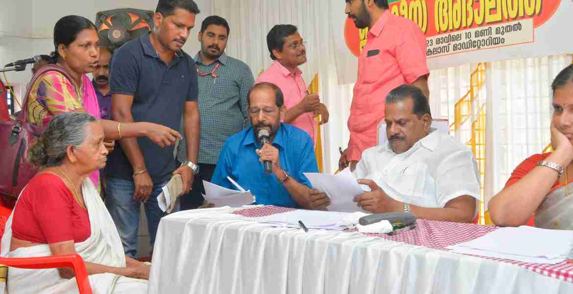 തില്ലങ്കേരി ഗ്രാമപഞ്ചായത്ത് ജനകീയ അദാലത്ത്‌ മന്ത്രി ഇ.പിജയരാജൻ ഉദ്ഘാടനം ചെയ്യുന്നു