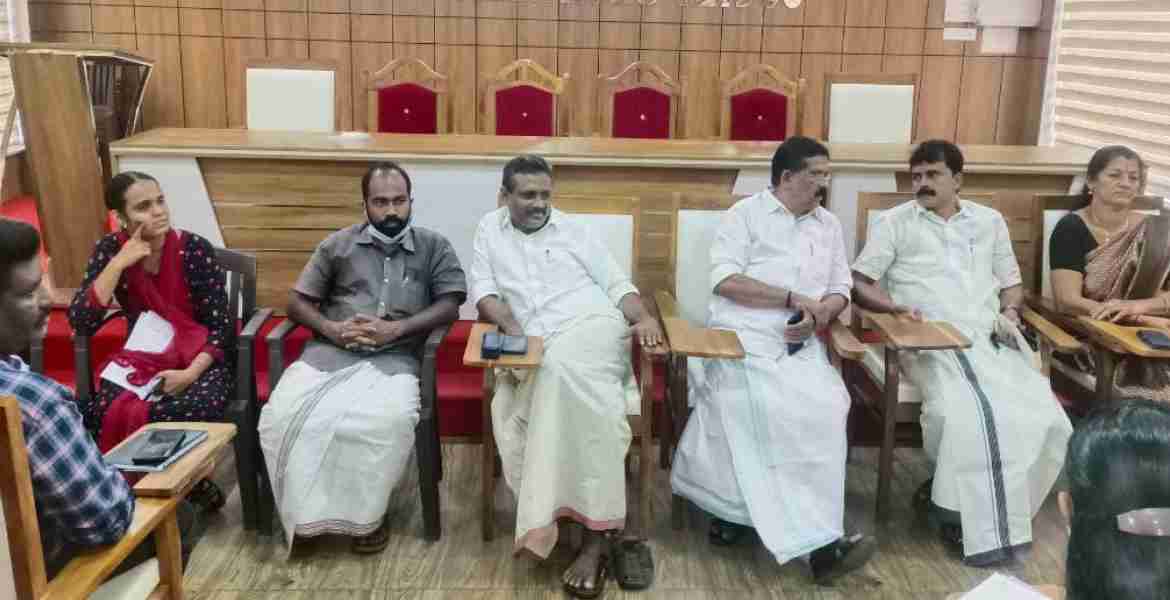 മണ്ഡല മകരവിളക്ക് കാലത്തെ ഒരുക്കങ്ങള്‍ വിലയിരുത്തുന്നതിനായി പത്തനംതിട്ട നഗരസഭാ ചെയര്‍മാന്‍ അഡ്വ. ടി സക്കീര്‍ ഹുസൈന്റെ അധ്യക്ഷതയില്‍ ചേര്‍ന്ന യോഗം