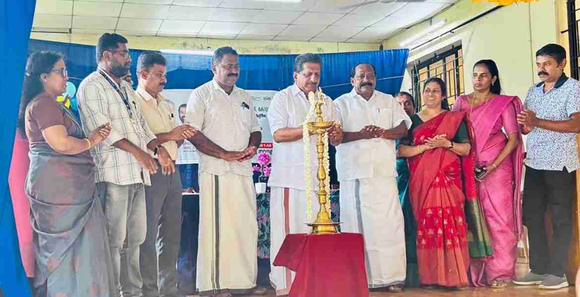 പുതുവേലി ഗവ. ഹയർസെക്കൻഡറി സ്‌കൂളിൽ  ആരംഭിച്ച സ്‌കിൽ ഡെവലപ്‌മെന്റ് സെന്ററിന്റെ ഉദ്ഘാടനം മോൻസ് ജോസഫ് എം.എൽ.എ. നിർവഹിക്കുന്നു
