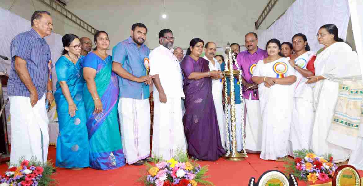 പന്തളം ബ്ലോക്ക് പഞ്ചായത്തില്‍ സംഘടിപ്പിച്ച ക്ഷീരസംഗമത്തിന്റെ ഉദ്ഘാടനം ക്ഷീരവികസന വകുപ്പ് മന്ത്രി ജെ ചിഞ്ചു റാണി നിര്‍വഹിക്കുന്നു