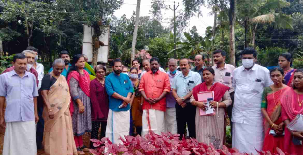 ഞങ്ങളും കൃഷിയിലേക്ക് എന്ന പദ്ധതിയുടെ ഭാഗമായി പന്തളം തെക്കേക്കര ഗ്രാമപഞ്ചായത്തില്‍ ആരംഭിച്ച കൃഷിയുടെ ആദ്യഘട്ട വിളവെടുപ്പ് ഉദ്ഘാടനം ഡെപ്യൂട്ടി സ്പീക്കര്‍ ചിറ്റയം ഗോപകുമാര്‍ നിര്‍വഹിക്കുന്നു