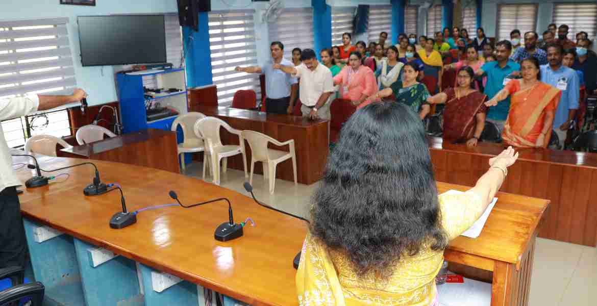 ജില്ലാ കളക്ടര്‍ ഡോ. ദിവ്യ എസ് അയ്യരുടെ നേതൃത്വത്തില്‍ കളക്ടറേറ്റ് ജീവനക്കാര്‍ ദേശീയ ഏകതാ ദിന പ്രതിജ്ഞയെടുക്കുന്നു