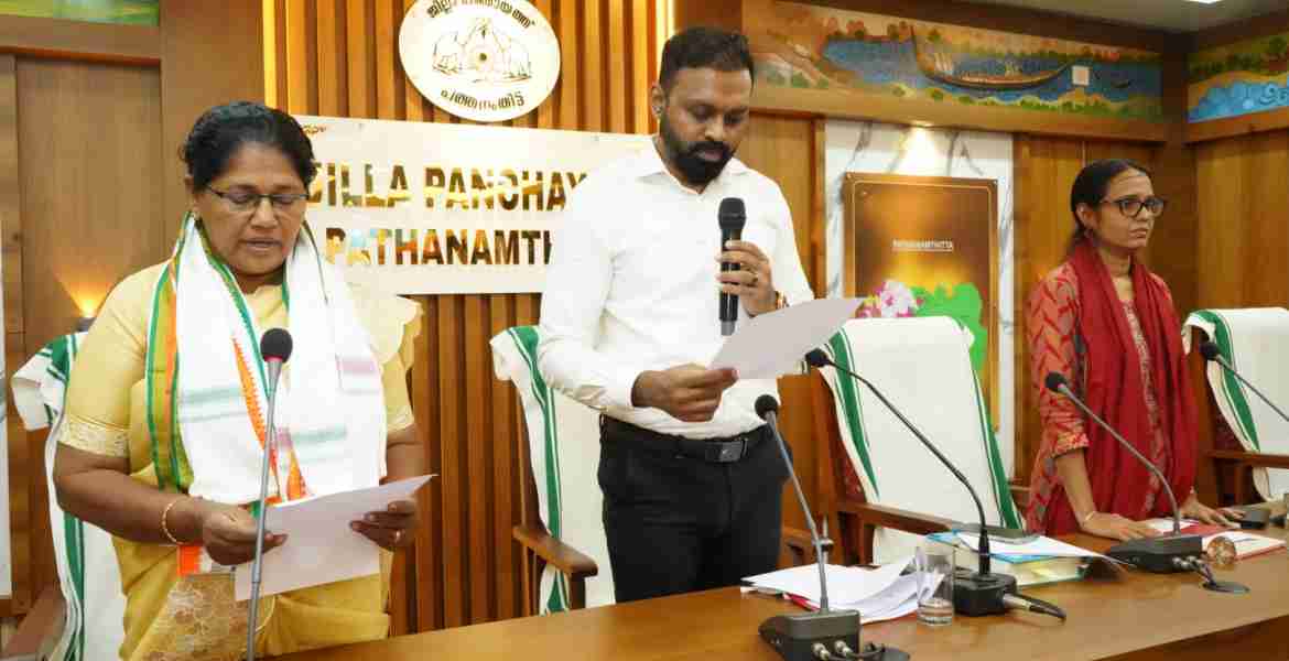 ജില്ലാ പഞ്ചായത്ത് പ്രസിഡന്റായി തിരഞ്ഞെടുക്കപ്പെട്ട ദീനാമ്മ റോയിക്ക് ജില്ലാ കലക്ടര്‍ എസ് പ്രേം കൃഷ്ണന്‍ സത്യവാചകം ചൊല്ലിക്കൊടുക്കുന്നു