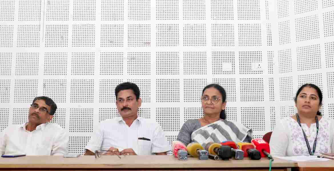 താമരശ്ശേരി ചുരം മാലിന്യമുക്തമാക്കല്‍ ശുചീകരണ യജ്ഞത്തിന്റെ ഭാഗമായി നടത്തിയ വാര്‍ത്താ സമ്മേളനത്തില്‍ ജില്ലാ പഞ്ചായത്ത് പ്രസിഡന്റ് മില്ലി മോഹന്‍ കൊട്ടാരത്തില്‍ സംസാരിക്കുന്നു