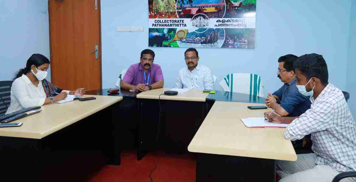 ഓണക്കാലത്ത് ഭക്ഷ്യസാധനങ്ങളുടെ വിലക്കയറ്റം തടയുന്നതു സംബന്ധച്ച് കളക്ടറേറ്റില്‍ ചേര്‍ന്ന യോഗത്തില്‍ എഡിഎം ബി. രാധാകൃഷ്ണന്‍ സംസാരിക്കുന്നു