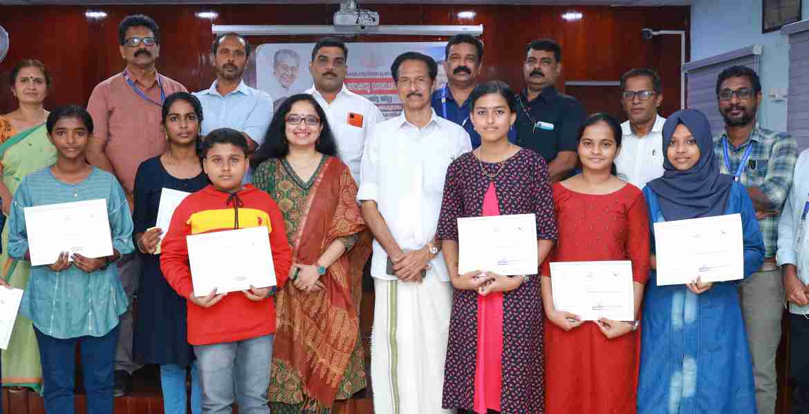 ഉപഭോക്തൃദിനാചരണത്തിന്റെ ഭാഗമായി സംഘടിപ്പിച്ച വിവിധ മത്സരങ്ങളിലെ വിജയികള്‍ ജില്ലാ പഞ്ചായത്ത് പ്രസിഡന്റ് അഡ്വ. ഓമല്ലൂര്‍ ശങ്കരന്‍, ജില്ലാ കളക്ടര്‍ ഡോ. ദിവ്യ എസ് അയ്യര്‍ എന്നിവര്‍ക്കൊപ്പം.