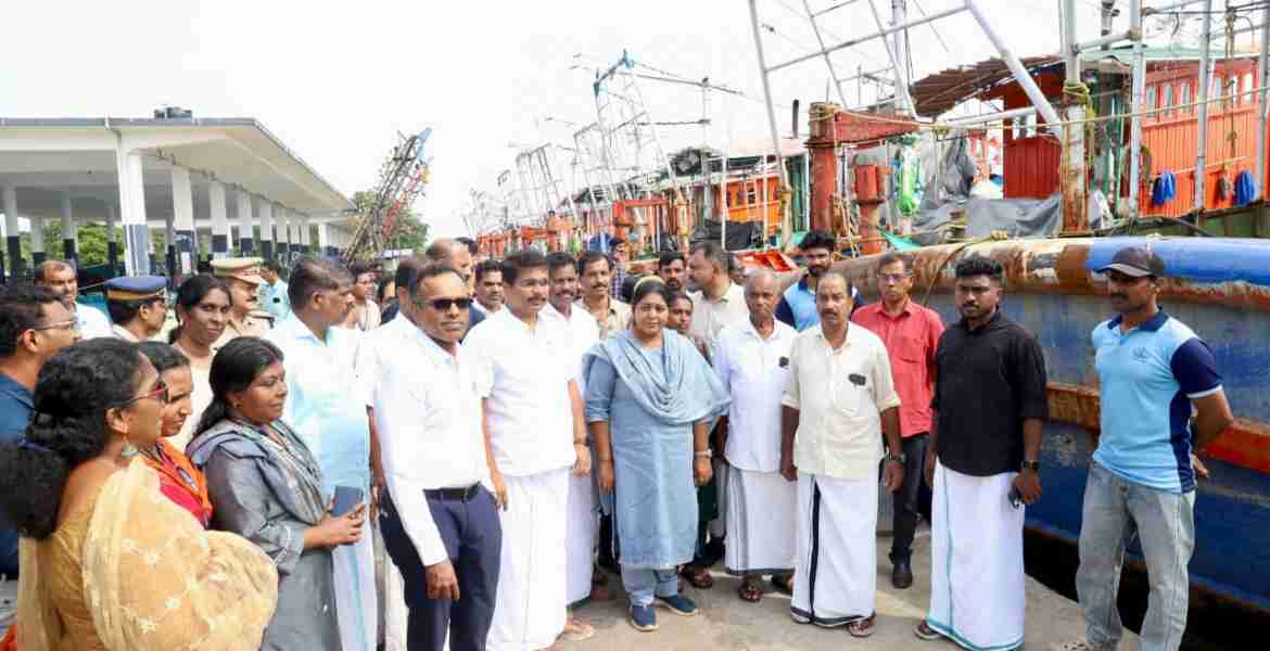 പുതിയാപ്പ ഹാര്‍ബര്‍ മന്ത്രി വി ഇ അബ്ദുല്‍ ഗഫൂര്‍ സന്ദര്‍ശിക്കുന്നു