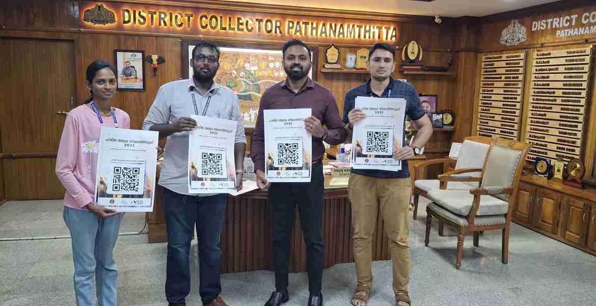 ജില്ല കലക്ടര്‍ എസ് പ്രേം കൃഷ്ണന്‍ ഗ്രീന്‍ പ്രേട്ടോകോള്‍ കൈപുസ്തകത്തിന്റെ ക്യു ആര്‍ കോഡ്  കലക്ടറേറ്റ് ചേമ്പറില്‍ പ്രകാശനം ചെയ്യുന്നു