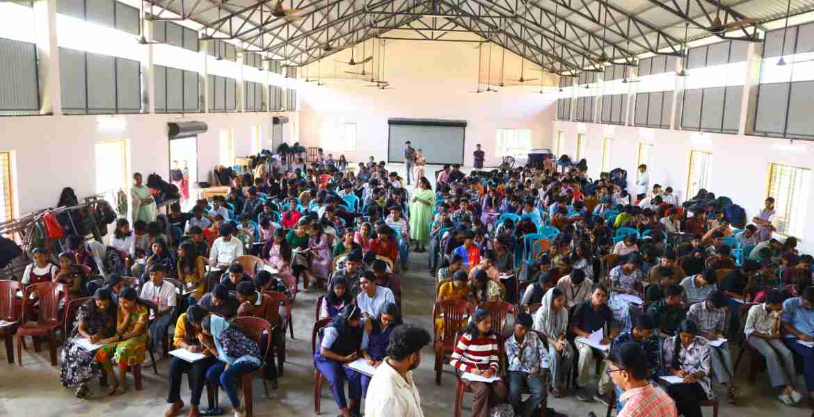  ചീഫ് മിനിസ്റ്റേഴ്‌സ് മെഗാ ക്വിസ് മത്സരത്തില്‍ പങ്കെടുക്കുന്ന വിദ്യാര്‍ഥികള്‍