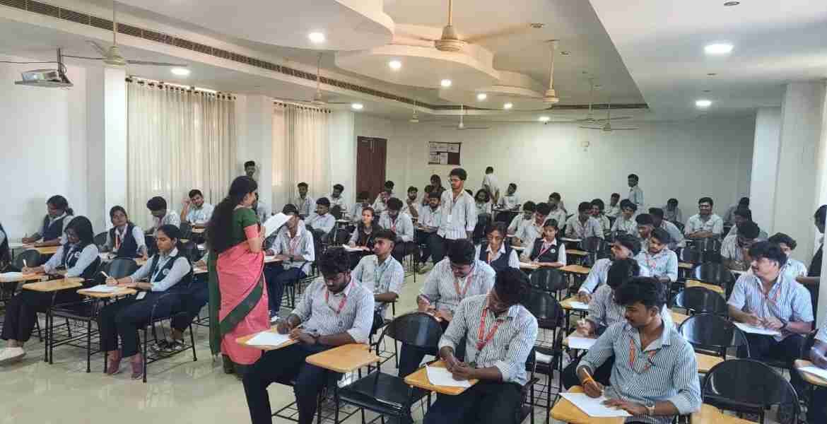 ചീഫ് മിനിസ്റ്റേഴ്‌സ് മെഗാ ക്വിസില്‍ പങ്കെടുക്കുന്ന അടൂര്‍ എസ്എന്‍ഐടി കോളജ് വിദ്യാര്‍ഥികള്‍