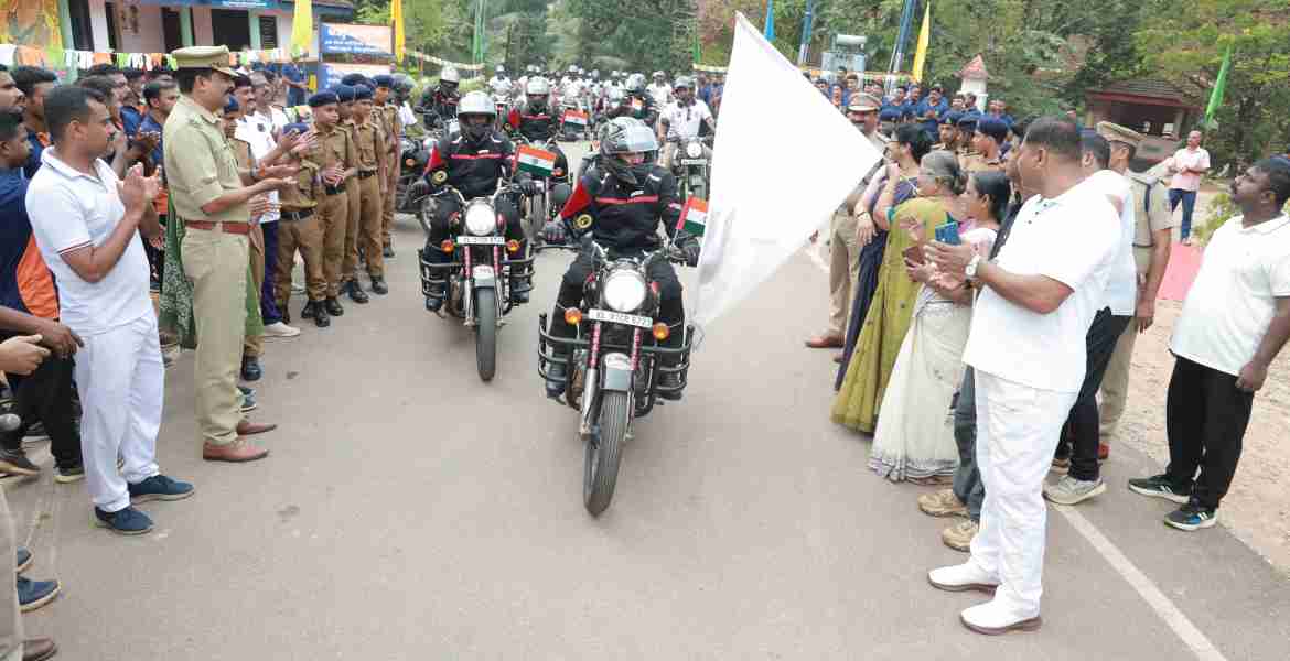 രാഷ്ട്രീയ ഏകതാ ദിവസിനോടനുബന്ധിച്ചുള്ള നാഷണല്‍ മോട്ടോര്‍ സൈക്കിള്‍ റാലിയുടെ തുടര്‍യാത്ര അടൂര്‍ കെ.എ.പി മൂന്നാം ബറ്റാലിയനില്‍ നഗരസഭ ചെയര്‍പേഴ്‌സണ്‍ റീന സാമുവല്‍ ഫ്‌ളാഗ് ഓഫ് ചെയ്യുന്നു