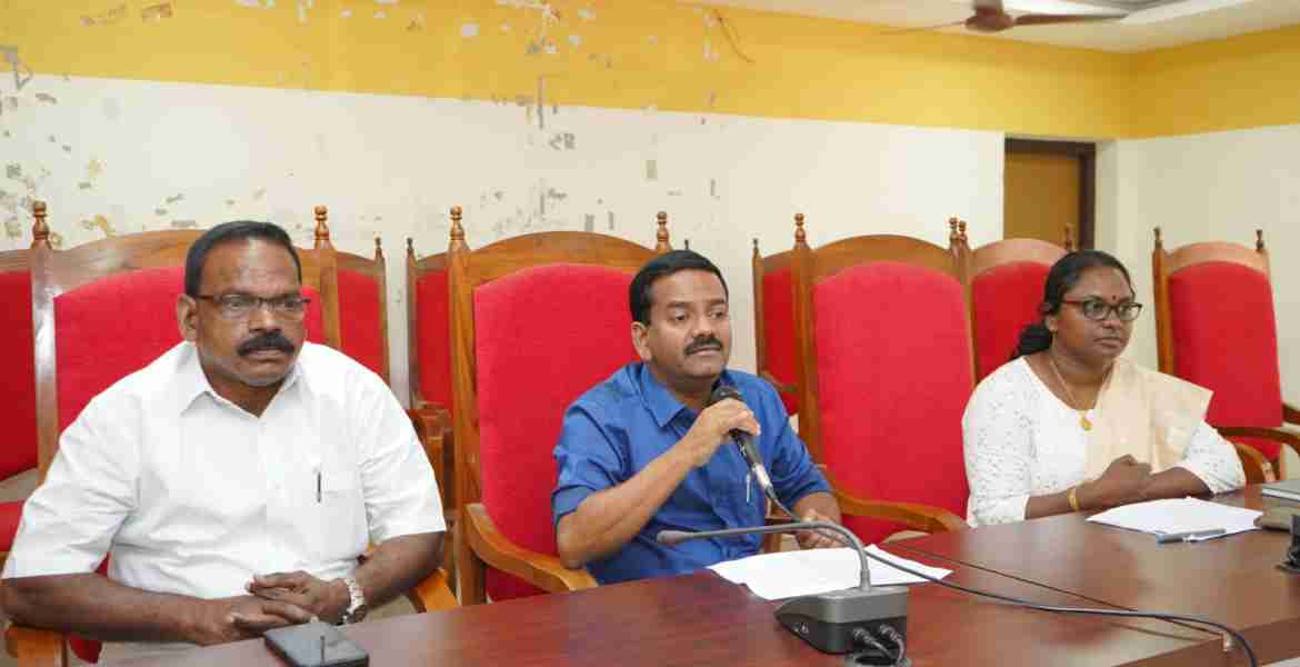 റാന്നി ബ്ലോക്ക് പഞ്ചായത്ത് ഹാളില്‍ ചേര്‍ന്ന മാലിന്യ മുക്തം നവകേരളം അവലോകന യോഗത്തില്‍ അഡ്വ.പ്രമോദ് നാരായണ്‍ എംഎല്‍എ  അധ്യക്ഷത വഹിച്ചു സംസാരിക്കുന്നു