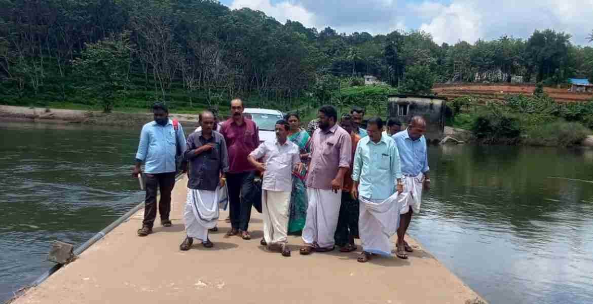 മഴക്കാലത്ത് പമ്പാനദിയിലെ ജലനിരപ്പ് ഉയര്‍ന്ന് ഒറ്റപ്പെട്ടു പോകുന്ന ആദിവാസി കോളനികളായ കുരുമ്പന്‍മൂഴിയിലും അറയാഞ്ഞിലിമണ്ണിലും നദിക്ക് കുറുകെ നടപ്പാലങ്ങള്‍ നിര്‍മിക്കുന്നതിന് എസ്റ്റിമേറ്റ് എടുക്കുന്നതിന് എത്തിയ വിദഗ്ധ സംഘം അഡ്വ. പ്രമോദ് നാരായണ്‍ എംഎല്‍എയ്‌ക്കൊപ്പം സ്ഥലം സന്ദര്‍ശിക്കുന്നു