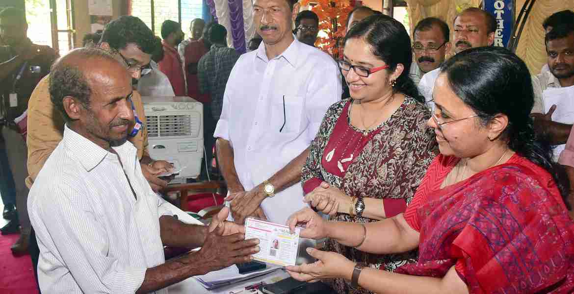 സംസ്ഥാന സര്‍ക്കാരിന്റെ രണ്ടാം വാര്‍ഷികവുമായി ബന്ധപ്പെട്ട് നടത്തുന്ന കരുതലും കൈത്താങ്ങും കോഴഞ്ചേരി താലൂക്ക് തല പരാതി പരിഹാര അദാലത്തില്‍ റേഷന്‍ കാര്‍ഡ് വിഭാഗം ബിപിഎല്ലിലേക്ക് മാറ്റുന്നതിനായി അപേക്ഷ സമര്‍പ്പിച്ചവര്‍ക്ക് ആരോഗ്യ വകുപ്പ് മന്ത്രി വീണാ ജോര്‍ജ് റേഷന്‍ കാര്‍ഡ് വിതരണം ചെയ്യുന്നു.