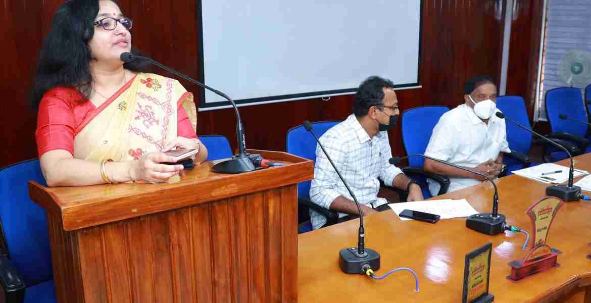 റവന്യു കലോത്സവത്തിന്റെ ജില്ലാതല സമാപന സമ്മേളനവും സമ്മാനദാനവും കളക്ടറേറ്റ് കോണ്‍ഫറന്‍സ് ഹാളില്‍ ജില്ലാ കളക്ടര്‍ ഡോ. ദിവ്യ എസ് അയ്യര്‍ ഉദ്ഘാടനം ചെയ്യുന്നു