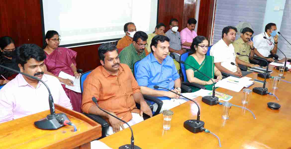 ശബരിമല തീര്‍ഥാടനവുമായി ബന്ധപ്പെട്ട ജില്ലയിലെ റോഡ് പ്രവര്‍ത്തികളുടെ പരിശോധനയ്ക്കു ശേഷം പത്തനംതിട്ട കളക്ടറേറ്റ് കോണ്‍ഫറന്‍സ് ഹാളില്‍ ചേര്‍ന്ന പൊതുമരാമത്ത് വകുപ്പ് ഉദ്യോഗസ്ഥരുടെ അവലോകന യോഗത്തില്‍ പൊതുമരാമത്ത് വകുപ്പ് മന്ത്രി മുഹമ്മദ് റിയാസ് സംസാരിക്കുന്നു
