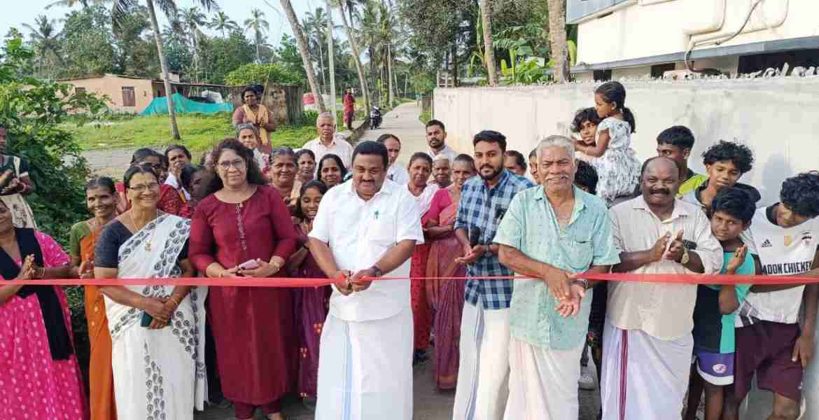 പെരിങ്ങര ഗ്രാമപഞ്ചായത്തിലെ ചാലക്കുഴി - പുത്തന്‍തോട് റോഡിന്റെ ഉദ്ഘാടനം പഞ്ചായത്ത് പ്രസിഡന്റ് എബ്രഹാം തോമസ് നിര്‍വഹിക്കുന്നു
