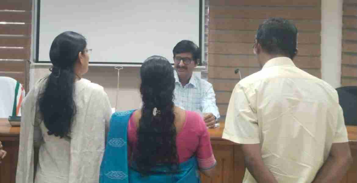 കലക്ടറേറ്റ് കോണ്‍ഫറന്‍സ് ഹാളില്‍ നടന്ന വിവരാവകാശ കമീഷന്‍ സിറ്റിങ്ങില്‍ വിവരാവകാശ കമീഷണര്‍ അഡ്വ. ടി കെ രാമകൃഷ്ണന്‍ പരാതി കേള്‍ക്കുന്നു