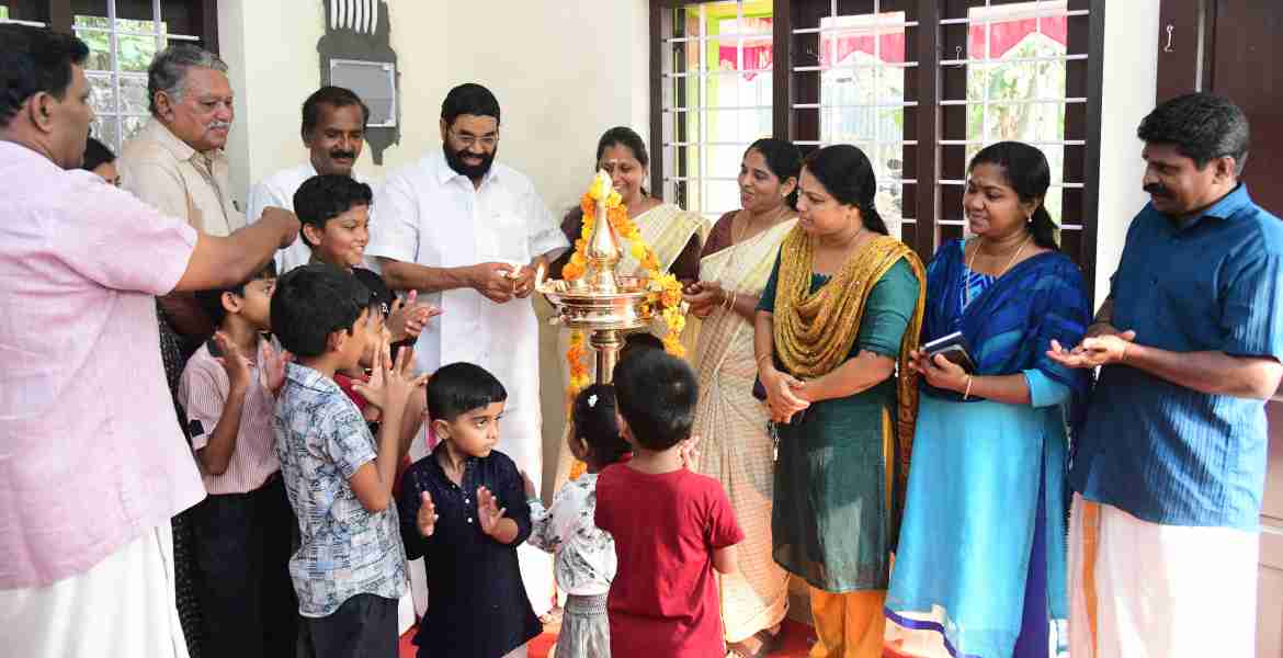അയ്മനം ഗ്രാമപഞ്ചായത്തിലെ ഒമ്പതാം വാർഡിൽ പുതുതായി നിർമിച്ച അങ്കണവാടി കെട്ടിടം മന്ത്രി വി.എൻ. വാസവൻ ഉദ്ഘാടനം ചെയ്യുന്നു.