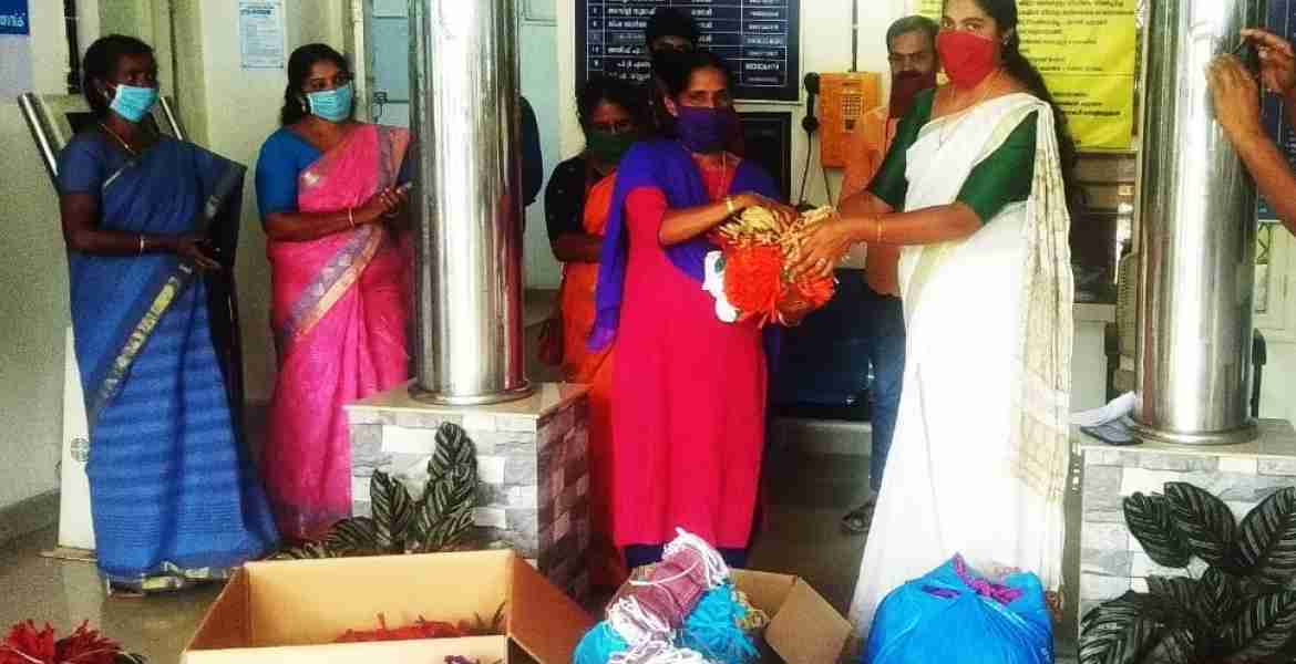 രാജകുമാരി  ഗ്രാമപഞ്ചായത്ത് പ്രസിഡന്റ് ടിസ്സി ബിനു ഹരിതകര്‍മ്മ സേനാംഗങ്ങള്‍ക്ക്  മാസ്‌ക്  നല്‍കി മാസ്‌ക് വിതരണ ക്യാമ്പെയ്ന്‍ ഉദ്ഘാടനം ചെയ്യുന്നു.