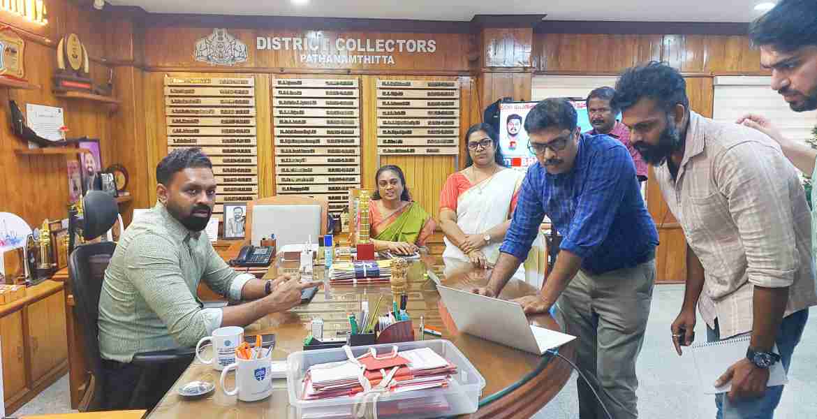തദ്ദേശ സ്വയംഭരണ സ്ഥാപനങ്ങളിലേക്കുള്ള തിരഞ്ഞെടുപ്പ് ജോലികള്‍ക്ക് നിയോഗിക്കപ്പെട്ട പോളിങ് ഉദ്യോഗസ്ഥരെ നിയോഗിക്കുന്നതിന്റെ ഭാഗമായി കലക്ടറേറ്റ് ചേമ്പറില്‍ നടന്ന ഒന്നാംഘട്ട റാന്‍ഡമൈസേഷന്‍ ജില്ലാ കലക്ടര്‍ എസ് പ്രേം കൃഷ്ണന്‍ നിര്‍വഹിക്കുന്നു