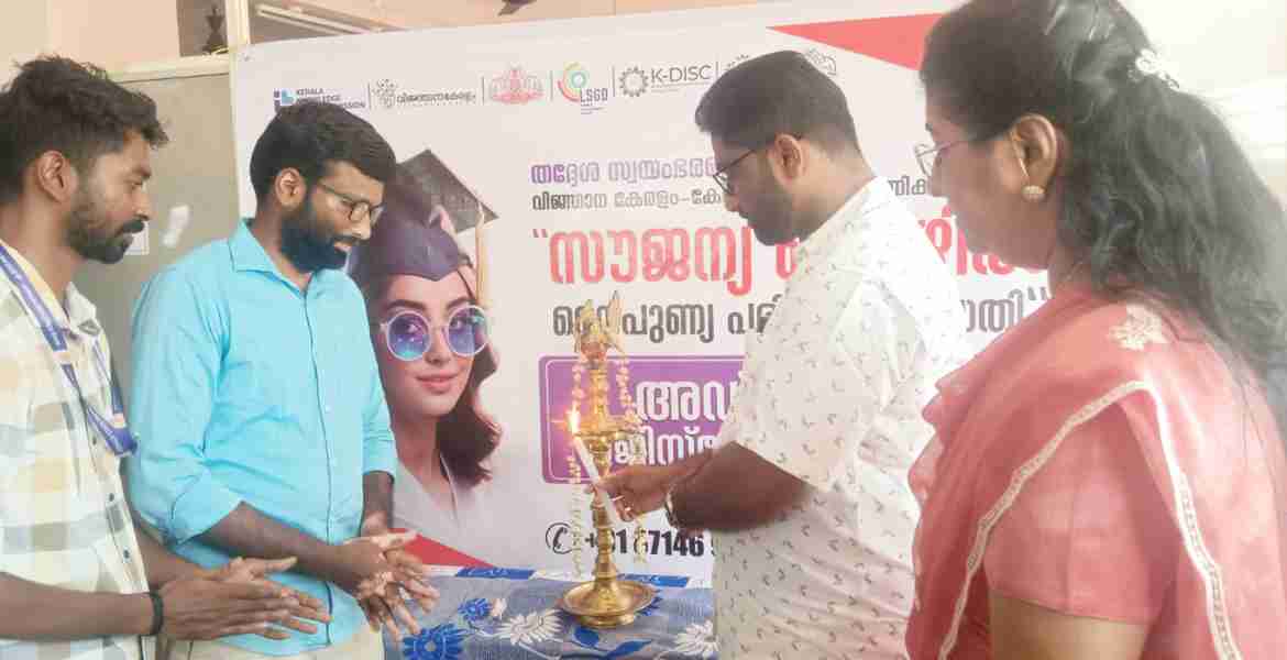 കേരള സ്റ്റേറ്റ് റൂട്രോണിക്‌സ് മുഖേന നടത്തുന്ന സൗജന്യ തൊഴില്‍ പരിശീലന പദ്ധതിയുടെ ഉദ്ഘാടനം റാന്നി പഴവങ്ങാടി ഗ്രാമ പഞ്ചായത്ത് പ്രസിഡന്റ് പ്രമോദ് മന്ദമരുതി നിര്‍വഹിക്കുന്നു