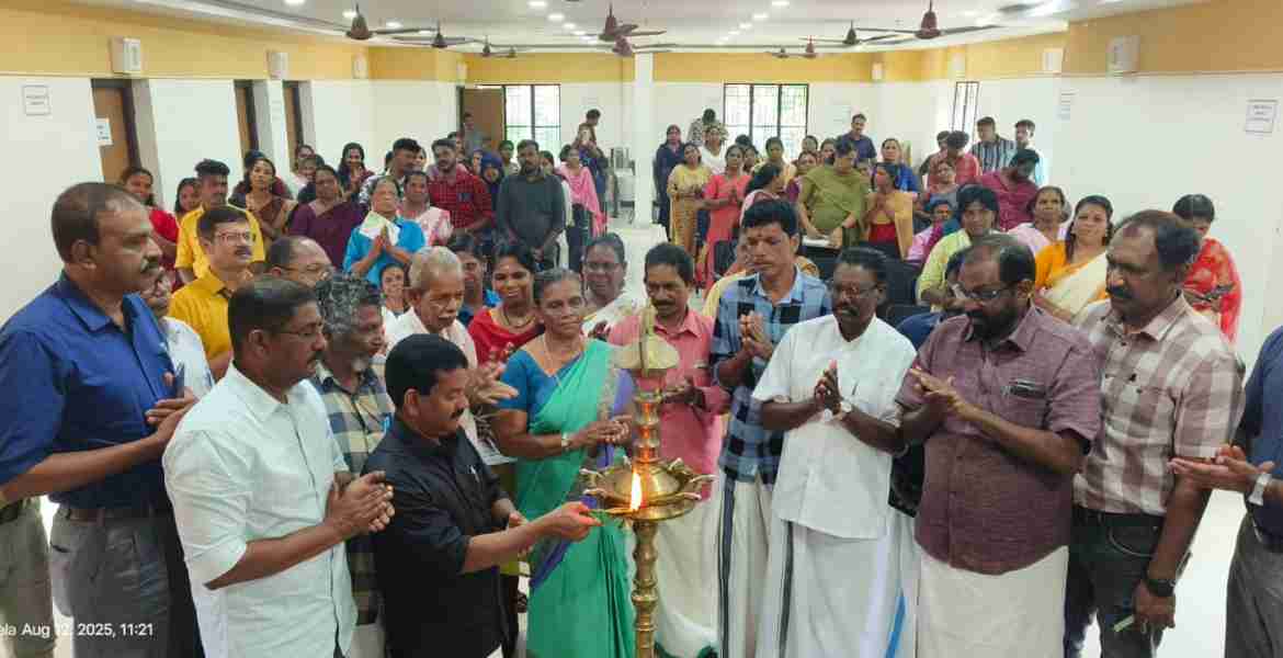 റാന്നി ബ്ലോക്ക് പഞ്ചായത്ത് കോണ്‍ഫറന്‍സ് ഹാളില്‍ ജില്ലാതല ഊരുസംഗമം അഡ്വ പ്രമോദ് നാരായണ്‍ എംഎല്‍എ ഉദ്ഘാടനം ചെയ്യുന്നു